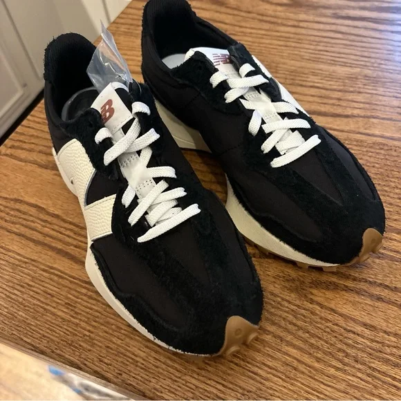 New Balance 327 Women's Black and White Athletic Shoes NWB - Picture 2 of 8